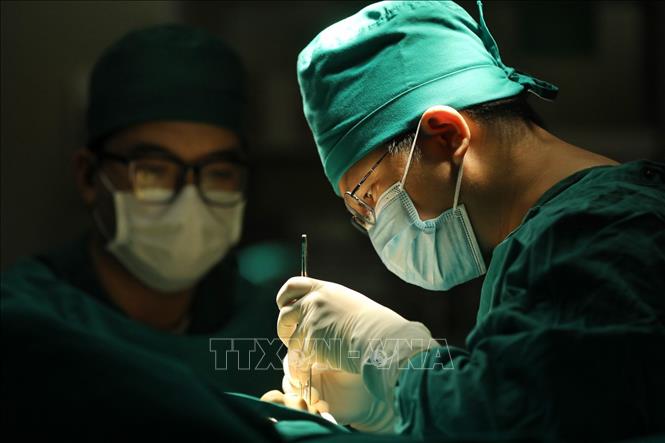Bác sĩ Tân phẫu thuật cho bệnh nhân tại khoa chấn thương chỉnh hình, bệnh viện đa khoa Đức Giang. Ảnh: Minh Quyết - TTXVN