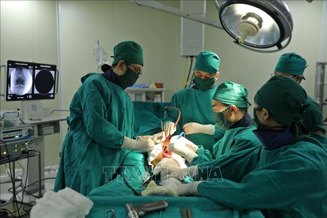 Ê kíp phẫu thuật cho bệnh nhân tại khoa chấn thương chỉnh hình, bệnh viện đa khoa Đức Giang. Ảnh: Minh Quyết - TTXVN