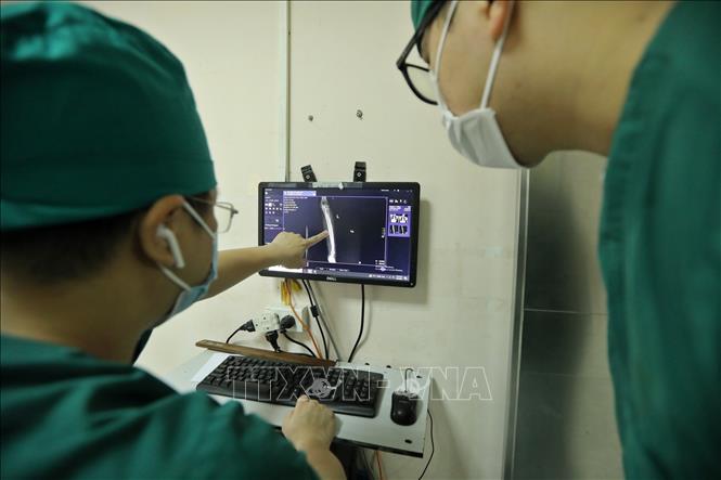 Trong quá trình làm việc, bác sĩ Tân còn tạo điều kiện để những đồng nghiệp trẻ mới bước vào nghề học tập, nâng cao kiến thức và động viên họ vượt khó để hoàn thành tốt công việc. Ảnh: Minh Quyết - TTXVN