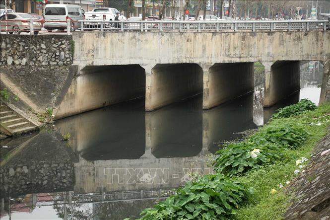 Kênh Bắc bị ô nhiễm không chỉ ảnh hưởng đến sức khỏe người dân và mất mỹ quan đô thị. Ảnh: Văn Tý-TTXVN