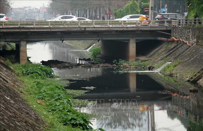 Nước thải, bùn đất chưa được thu gom triệt để khi chảy vào kênh không được nạo vét thường xuyên là một trong những nguyên nhân khiến Kênh Bắc ô nhiễm trong thời gian dài. Ảnh: Văn Tý-TTXVN