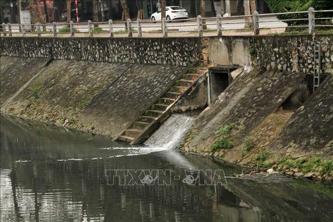 Nước thải, bùn đất khi chảy vào kênh không được nạo vét thường xuyên là một trong những nguyên nhân khiến Kênh Bắc ô nhiễm trong thời gian dài. Ảnh: Văn Tý-TTXVN