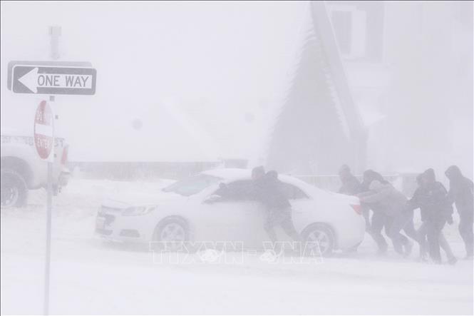 Tuyết rơi dày tại Lehi, bang Utah, Mỹ ngày 22/2/2023. Ảnh: AFP/TTXVN