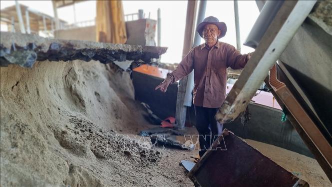 Trong ảnh: Phần móng nhà của ông Đỗ Xuân Bốn ở khu phố Ninh Chữ 1, thị trấn Khánh Hải (Ninh Hải, Ninh Thuận) bị sóng lớn đánh gây hư hỏng nghiêm trọng. Ảnh: Nguyễn Thành – TTXVN
