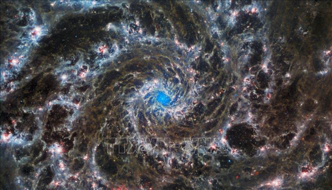 Trong ảnh (do NASA/ESA công bố ngày 30/8/2022): Hình ảnh chụp bởi kính viễn vọng không gian James Webb cho thấy tâm của M74, một thiên hà xoắn ốc cách Trái Đất 32 triệu năm ánh sáng, bao gồm khoảng 100 tỷ ngôi sao. Ảnh: AFP/TTXVN