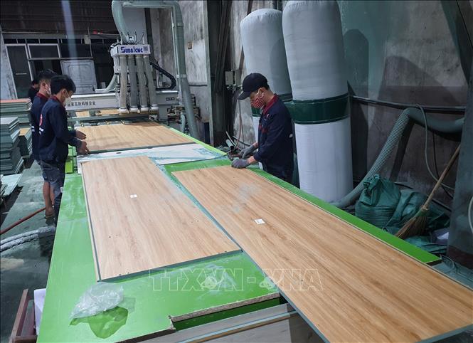 Trong ảnh: Sản xuất, chế biến đồ nội thất tại Công ty Kiến trúc Nội thất Trường Thịnh, trong cụm công nghiệp phường Thọ Xương, thành phố Bắc Giang. Ảnh: Danh Lam-TTXVN