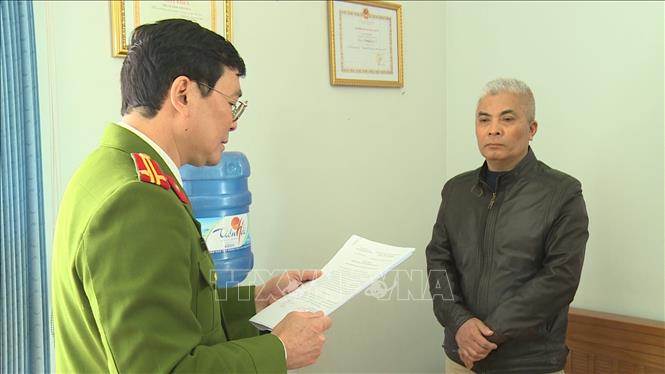 Lực lượng công an đọc lệnh bắt tạm giam đối với Giám đốc Chi cục đăng kiểm số 11. Ảnh: TTXVN phát
