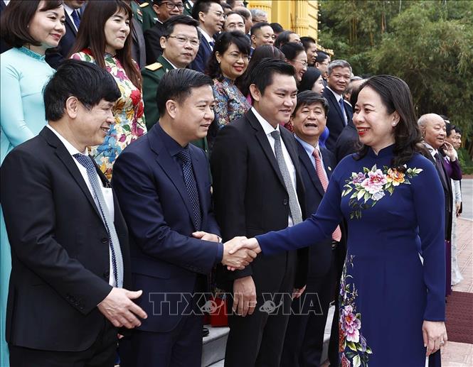 Acting President Vo Thi Anh Xuan on February 23 meets with doctors and officials of the health sector on the occasion of the 68th Vietnamese Doctors' Day (February 27, 1955 - 2023). VNA Photo: Thống Nhất