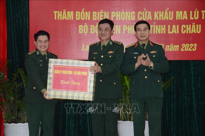 Bộ trưởng Bộ Quốc phòng Phan Văn Giang tặng quà cho Đồn Biên phòng Cửa khẩu Ma Lù Thàng, huyện Phong Thổ. Ảnh: Nguyễn Oanh-TTXVN