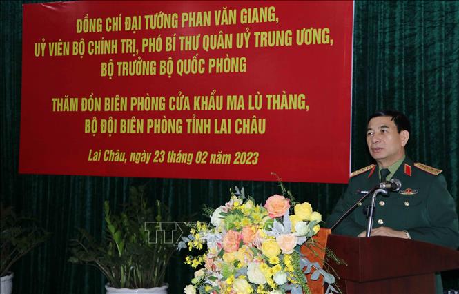Bộ trưởng Bộ Quốc phòng Phan Văn Giang phát biểu tại buổi làm việc với Đồn Biên phòng Cửa khẩu Ma Lù Thàng, huyện Phong Thổ. Ảnh: Nguyễn Oanh-TTXVN