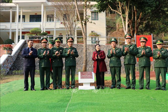 Bộ trưởng Bộ Quốc phòng Phan Văn Giang trồng cây lưu niệm tại Đồn Biên phòng Cửa khẩu Ma Lù Thàng, huyện Phong Thổ. Ảnh: Nguyễn Oanh-TTXVN