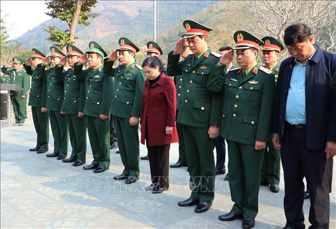 Bộ trưởng Bộ Quốc phòng Phan Văn Giang và đoàn công tác làm lễ tưởng niệm tại Nhà Bia tưởng niệm các anh hùng liệt sỹ ở xã Ma Ly Pho, huyện Phong Thổ, tỉnh Lai Châu. Ảnh: Nguyễn Oanh-TTXVN