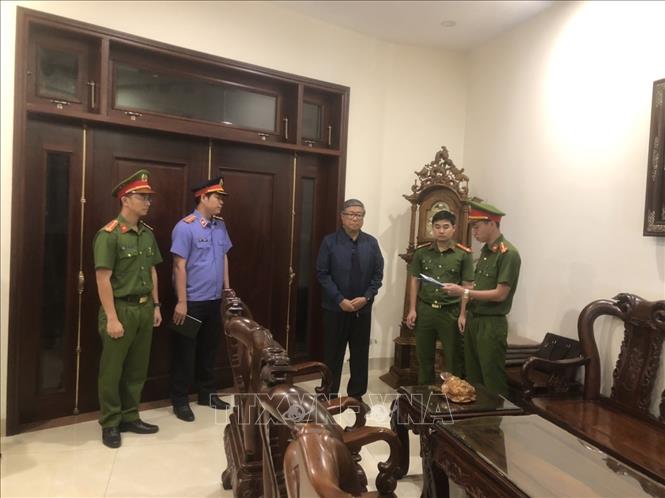 Cảnh sát điều tra Công an thành phố Đà Nẵng tống đạt các Quyết định khởi tố bị can, ra lệnh bắt tạm giam đối với ông Đoàn Quang Vinh nguyên Hiệu trưởng trường Đại học Bách Khoa Đà Nẵng. Ảnh: TTXVN phát