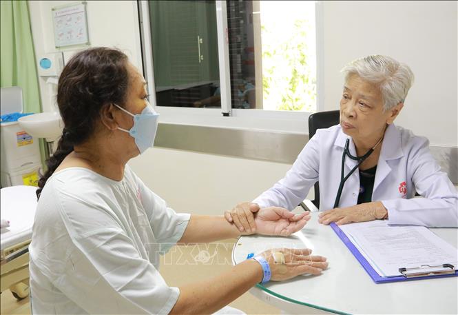 Trong ảnh: Tiến sĩ, bác sĩ Phan Thị Hồ Hải khám tiền mê cho người bệnh. Ảnh: Đinh Hằng - TTXVN