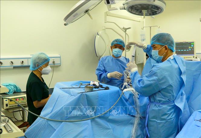 Trong ảnh: Tiến sĩ, bác sĩ Phan Thị Hồ Hải phụ trách gây mê trong một ca phẫu thuật. Ảnh: Đinh Hằng - TTXVN