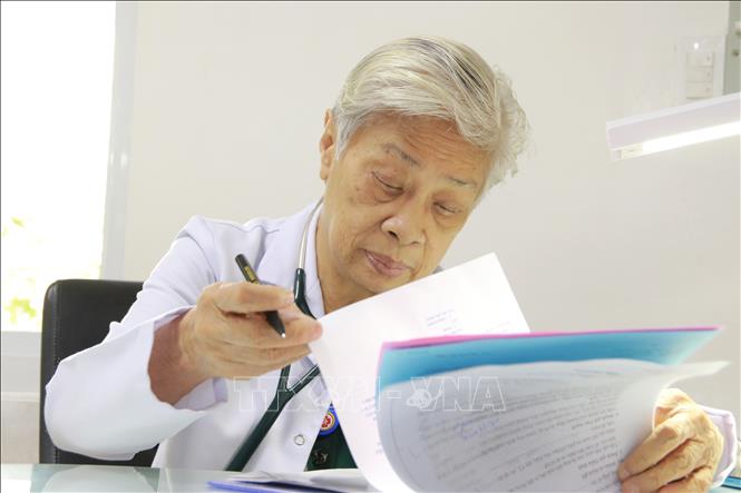 Trong ảnh: Tiến sĩ, bác sĩ Phan Thị Hồ Hải nghiên cứu hồ sơ bệnh án của bệnh nhân chuẩn bị phẫu thuật. Ảnh: Đinh Hằng - TTXVN