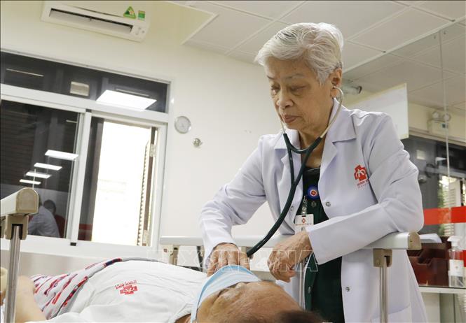 Trong ảnh: Tiến sĩ, bác sĩ Phan Thị Hồ Hải khám tiền mê cho người bệnh. Ảnh: Đinh Hằng - TTXVN