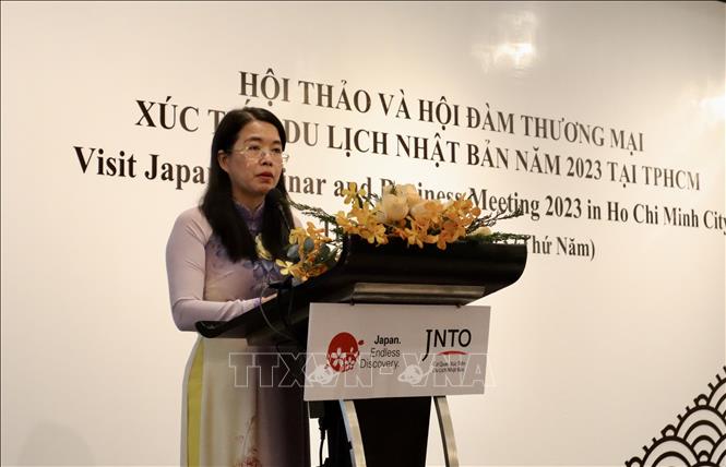 Director of the municipal Tourism Department Nguyen Thi Anh Hoa speaks at the workshop. VNA Photo: Xuân Anh 