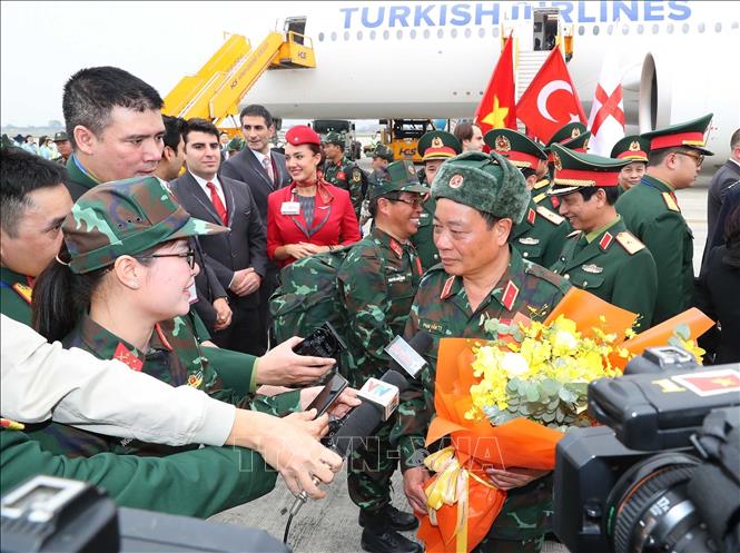 The search and rescue team of the Vietnam People’s Army is welcomed at the Noi Bai international airport in Hanoi on February 23. VNA Photo: Trọng Đức