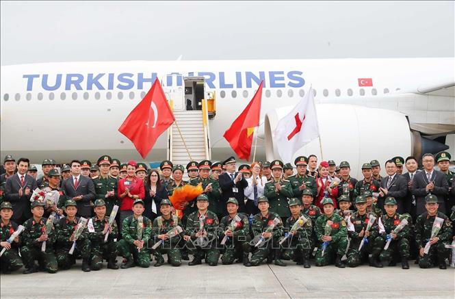 The search and rescue team of the Vietnam People’s Army is welcomed at the Noi Bai international airport in Hanoi on February 23. VNA Photo: Trọng Đức