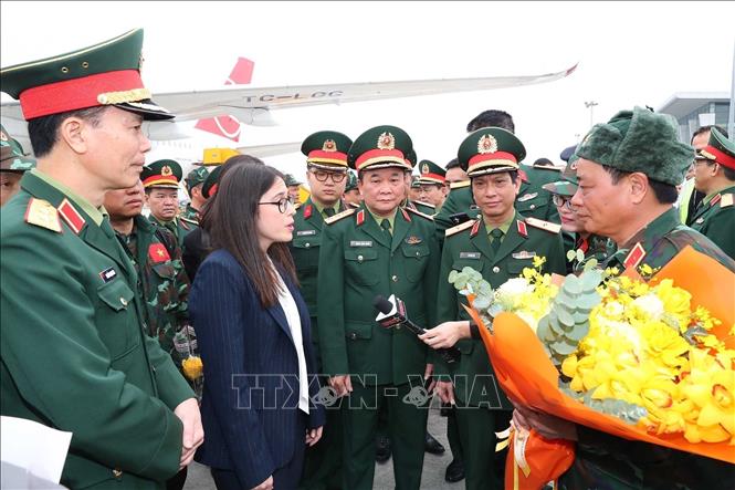 The search and rescue team of the Vietnam People’s Army is welcomed at the Noi Bai international airport in Hanoi on February 23. VNA Photo: Trọng Đức