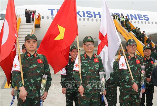 The search and rescue team of the Vietnam People’s Army is welcomed at the Noi Bai international airport in Hanoi on February 23. VNA Photo: Trọng Đức