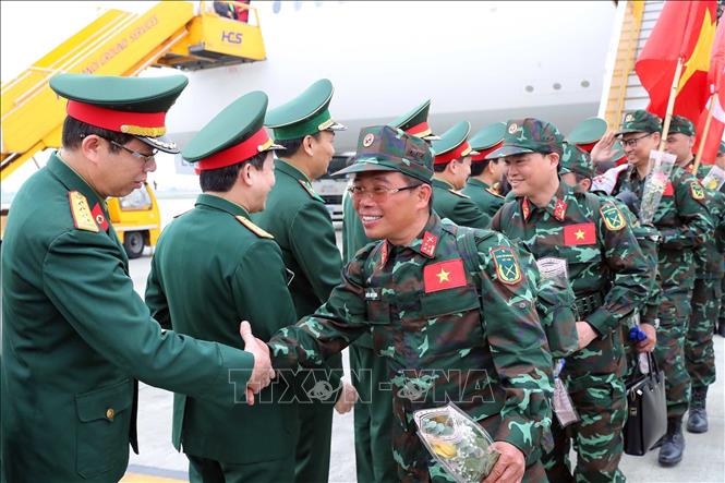 The search and rescue team of the Vietnam People’s Army is welcomed at the Noi Bai international airport in Hanoi on February 23. VNA Photo: Trọng Đức