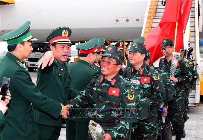 The search and rescue team of the Vietnam People’s Army is welcomed at the Noi Bai international airport in Hanoi on February 23. VNA Photo: Trọng Đức