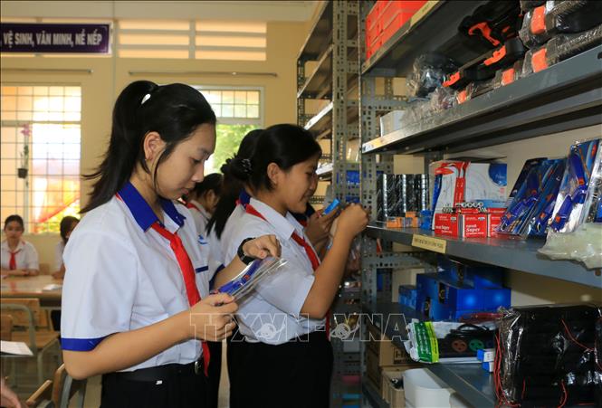 Học sinh trải nghiệm không gian STEM Lab tại Trường THCS Phú Thuận A, huyện Hồng Ngự (Đồng Tháp). Ảnh: Nhựt An - TTXVN