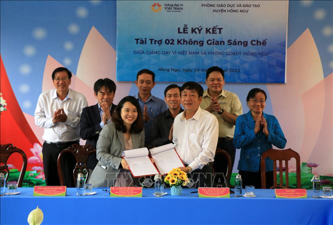 Lãnh đạo Công ty TNHH Tư vấn Giáo dục Teach For Viet Nam và Phòng Giáo dục và Đào tạo huyện Hồng Ngự (Đồng Tháp) ký kết thoả thuận tài trợ phòng 2 STEM Lab. Ảnh: Nhựt An - TTXVN