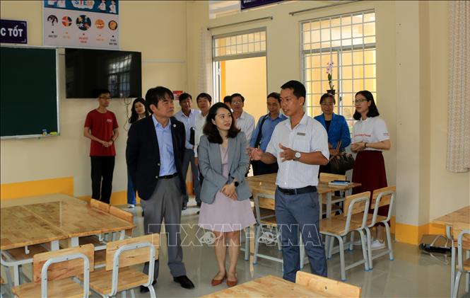 Các đại biểu tham quan phòng STEM Lab. Ảnh: Nhựt An - TTXVN
