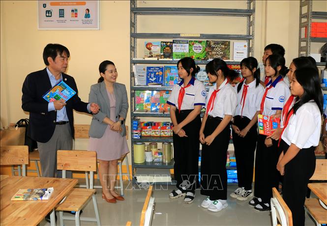 Đại diện nhà trài trợ giới thiệu với học sinh về không gian sáng chế STEM Lab. Ảnh: Nhựt An - TTXVN