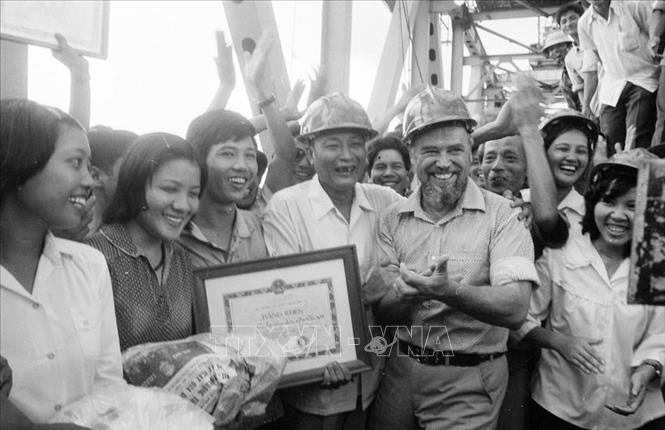Phó Chủ tịch HĐBT, Bộ trưởng Bộ Giao thông vận tải Đồng Sỹ Nguyên cùng chuyên gia Liên Xô và công nhân Việt Nam tại lễ nối liền dầm thép đôi bờ cầu Thăng Long - biểu tượng của tình hữu nghị Việt - Xô, ngày 16/10/1983. Ảnh: Nguyễn Chính - TTXVN