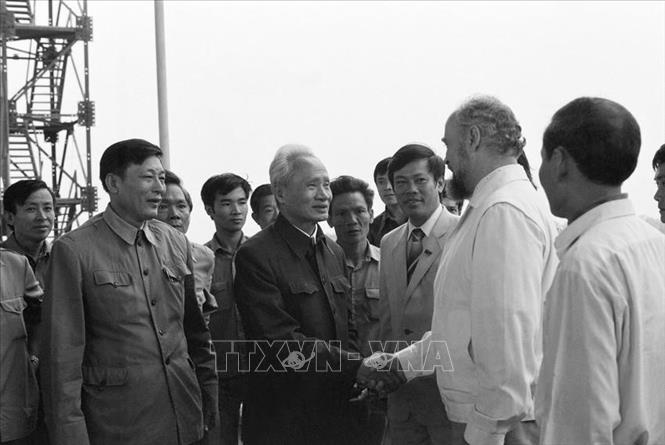 Bộ trưởng Bộ Giao thông vận tải Đồng Sỹ Nguyên (bên trái) cùng Chủ tịch Hội đồng Bộ trưởng Phạm Văn Đồng đến thăm công trường xây dựng cầu Thăng Long, ngày 5/11/1983. Ảnh: Xuân Lâm - TTXVN