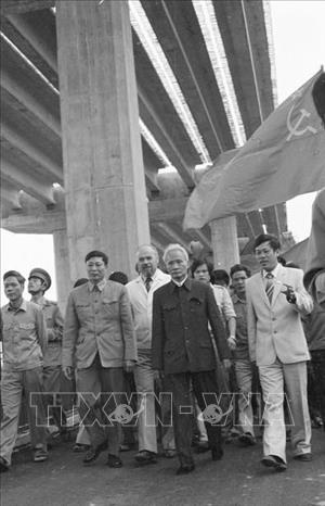 Bộ trưởng Bộ Giao thông vận tải Đồng Sỹ Nguyên (thứ ba, phải sang) cùng các chuyên gia Liên Xô và công nhân Việt Nam đón Chủ tịch Hội đồng Bộ trưởng Phạm Văn Đồng đến thăm công trường xây dựng cầu Thăng Long (11/1983). Ảnh: Xuân Lâm - TTXVN