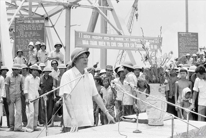 Phó Chủ tịch Hội đồng Bộ trưởng, kiêm Bộ trưởng Bộ Giao thông vận tải Đồng Sĩ Nguyên phát biểu, tuyên dương thành tích các tập thể và cá nhân của Xí nghiệp cơ khí 121 đã hoàn thành việc sản xuất, lắp dựng 7.800m lan can cầu Chương Dương đúng tiến độ, đạt chất lượng cao, chuẩn bị cho lễ thông cầu (6/1985). Ảnh: Cao Phong - TTXVN