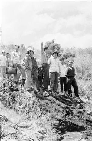 Phó Chủ tịch Hội đồng Bộ trưởng Đồng Sỹ Nguyên (giữa, đội mũ) thị sát nơi xây dựng nhà máy thủy điện Ialy trên sông Sesan (Kon Tum) (3/1989). Ảnh: Văn Khánh - TTXVN