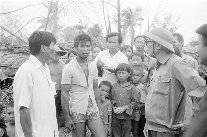 Phó Chủ tịch Hội đồng Bộ trưởng Đồng Sỹ Nguyên thăm nhân dân vùng bị bão ở huyện Diễn Châu (Nghệ Tĩnh), tháng 10/1989. Ảnh: Văn Thái - TTXVN