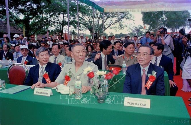 Thủ tướng Phan Văn Khải và nguyên Phó Thủ tướng Đồng Sỹ Nguyên tham dự lễ khởi công xây dựng đường Hồ Chí Minh (2000). Ảnh: Thế Thuần - TTXVN