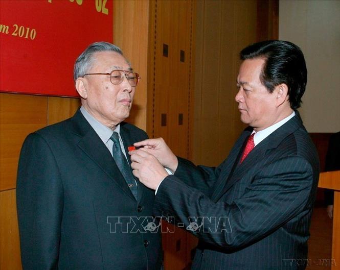 Thủ tướng Nguyễn Tấn Dũng trao tặng huy hiệu 70 năm tuổi Đảng cho đồng chí Đồng Sỹ Nguyên (2010). Ảnh:Thống Nhất - TTXVN