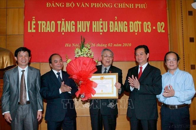 Thủ tướng Nguyễn Tấn Dũng và các đại biểu tại Lễ trao tặng 70 năm tuổi Đảng cho đồng chí Đồng Sỹ Nguyên (2010). Ảnh:Thống Nhất - TTXVN
					
