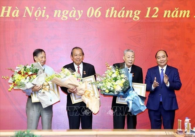 Thủ tướng Chính phủ Nguyễn Xuân Phúc trao Huy hiệu 80 năm tuổi Đảng tặng đồng chí Đồng Sỹ Nguyên, nguyên Ủy viên Bộ Chính trị, nguyên Phó Chủ tịch Hội đồng Bộ trưởng (thứ 2, phải sang), chiều 6/12/2018. Ảnh: Thống Nhất –TTXVN