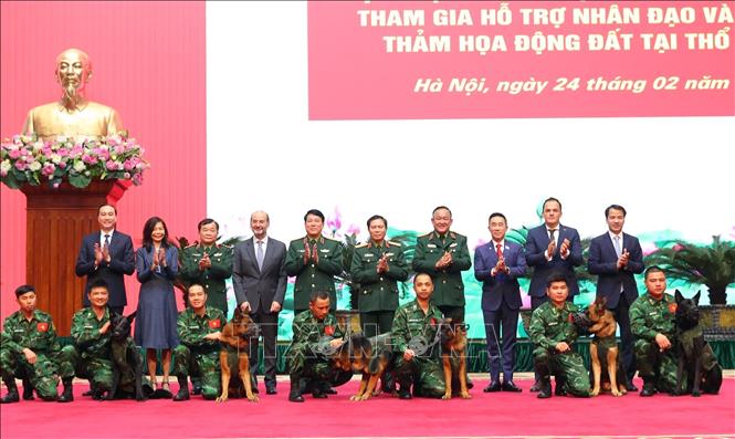 Sen. Lieut. Gen. Nguyen Tan Cuong, Chief of the General Staff of the VPA and Deputy Minister of National Defence, and General Luong Cuong pose for a group photo with officers and soldiers at the ceremony. VNA Photo: Trọng Đức