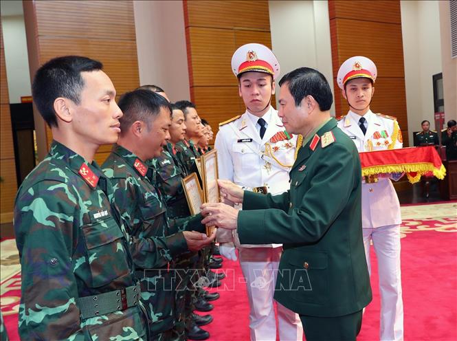 Sen. Lieut. Gen. Nguyen Tan Cuong, Chief of the General Staff of the VPA and Deputy Minister of National Defence presents certificates of merit from Minister of National Defence to officers and soldiers at the ceremony. VNA Photo: Trọng Đức 