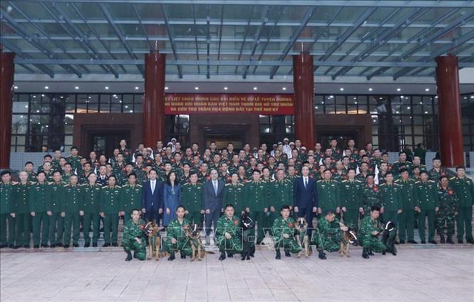 Delegates pose for a group photo. VNA Photo: Trọng Đức