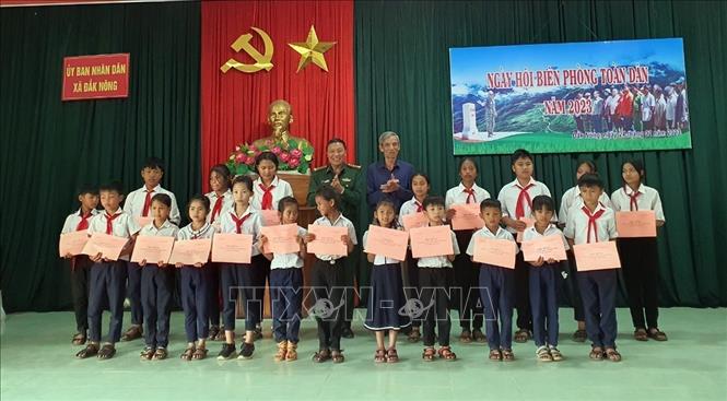 Bộ Chỉ huy Bộ đội Biên phòng tỉnh Kon Tum trao tặng học bổng cho trẻ em có hoàn cảnh khó khăn tại xã Đăk Nông. Ảnh: Khoa Chương - TTXVN