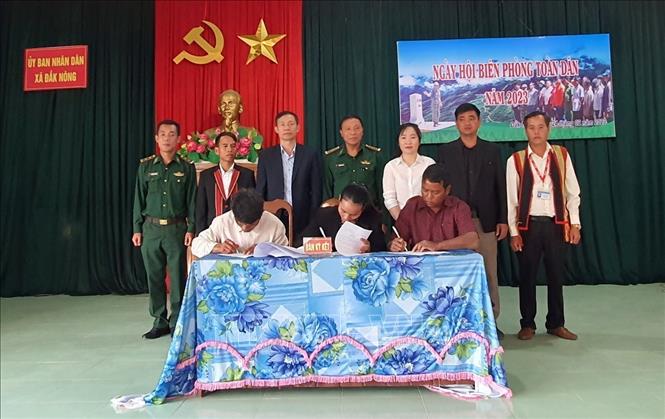 Ký kết tham gia thực hiện thực hiện phong trào “Toàn dân tham gia bảo vệ chủ quyền lãnh thổ và an ninh biên giới quốc gia trong tình hình mới”. Ảnh: Khoa Chương - TTXVN