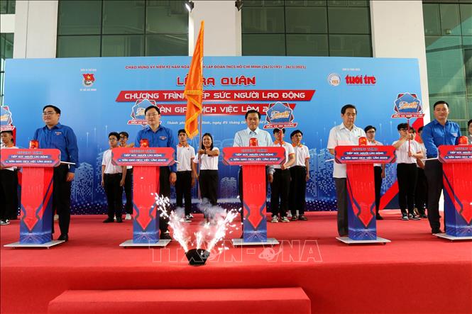 Đại diện Trung ương Đoàn, HĐND Tp. Hồ Chí Minh, Sở LĐ-TB&XH và Thành đoàn Tp. Hồ Chí Minh thực hiện nghi thức khai mạc Chương trình 