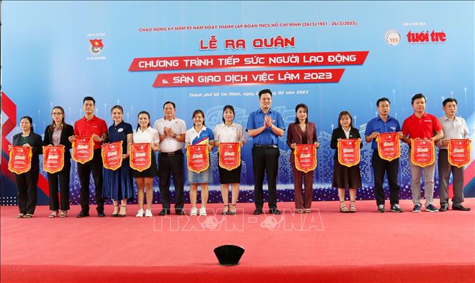 Đại diện Ban tổ chức trao cờ lưu niệm cho các doanh nghiệp tham gia Chương trình 