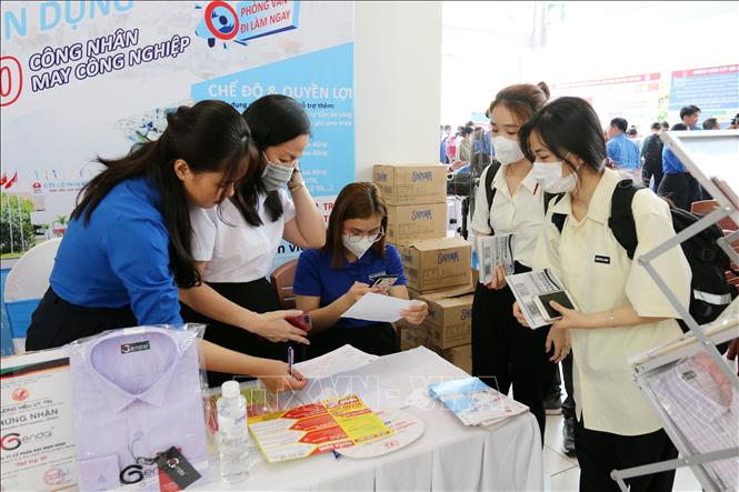 Đông đảo sinh viên, học sinh và người lao động tìm việc tại Chương trình “Tiếp sức người lao động và Sàn giao dịch việc làm năm 2023